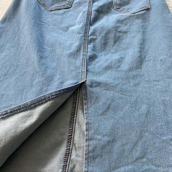 Classic Blue Denim Pencil Skirt Stretchy Back Slit 2 Rear Pockets Size Large - Picture 12 of 13